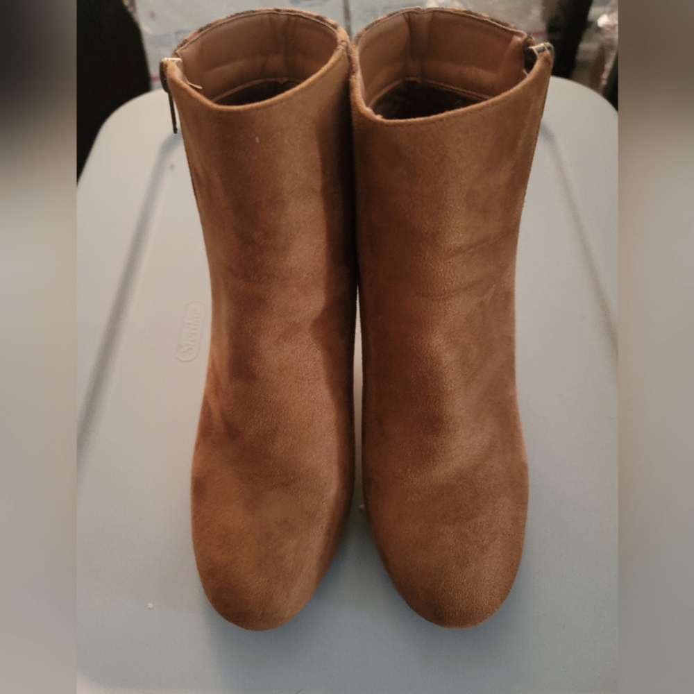EUC. Ashley Blue animal print bootie size 8
